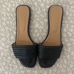 Flattered black raffia sandals